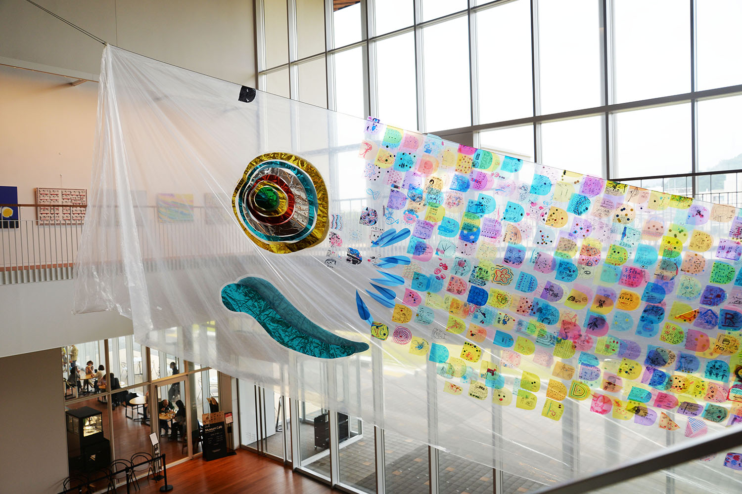 みんなでつくった巨大なこいのぼりを展示中