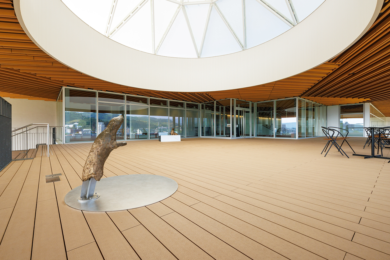 彫刻作品修復のお知らせ｜中ハシ克シゲ《お出掛け犬》《抱きつき犬》